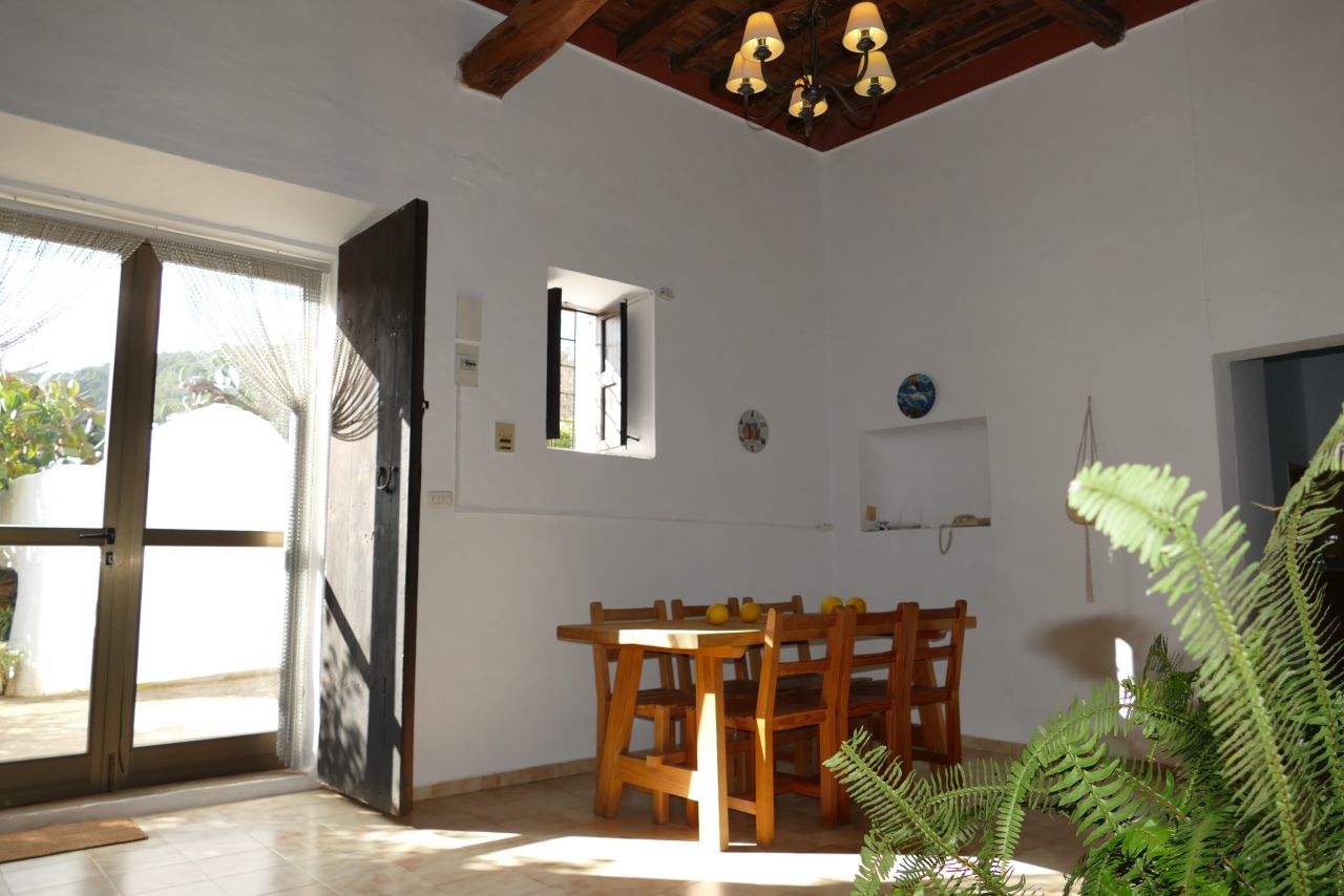 JÄHRLICHE / LANGFRISTIGE VERMIETUNG, traditionelle, klassische Finca in San Vicente, Ibiza, auf dem Land, in einer idyllischen Umgebung.