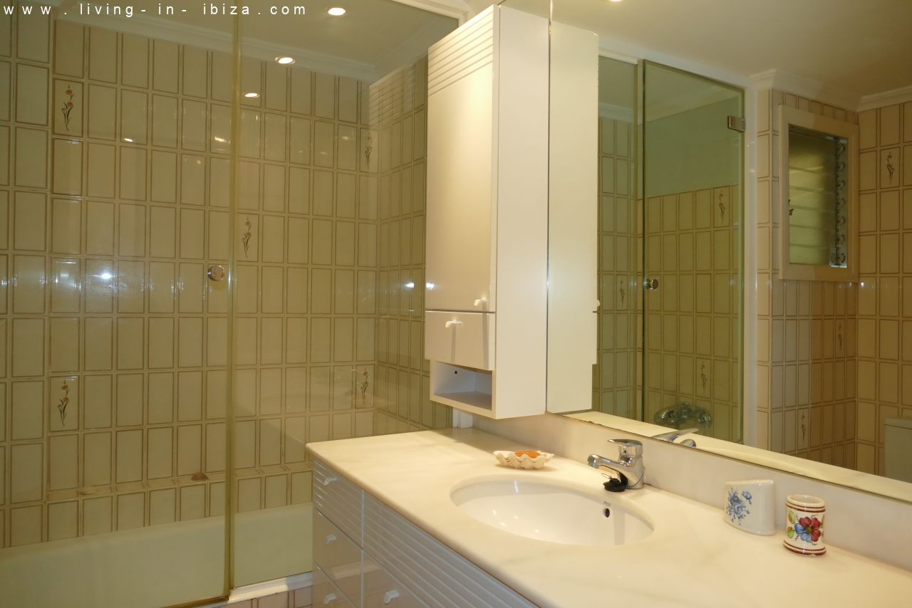 Saisonvermietung - Grosszügige Wohnung mit Meersicht an Promenade Santa Eulalia del Rio Ibiza zur Miete, 4 SZ, Meeressicht