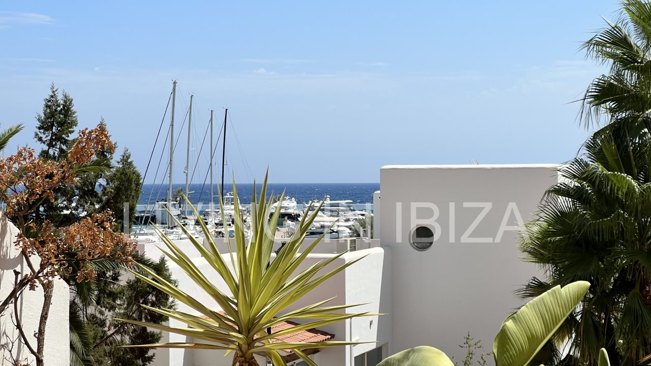 In Santa Eulalia del Rio Ibiza zu verkaufen Wohnung mit Meerblick in erster Linie auf Promenade am Yachthafen mit Meeresblick in Eivissa