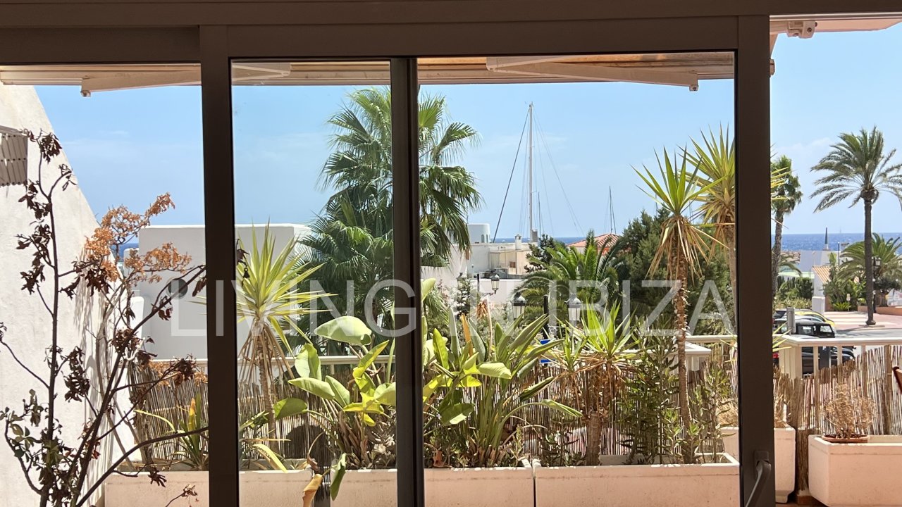 In Santa Eulalia del Rio Ibiza zu verkaufen Wohnung mit Meerblick in erster Linie auf Promenade am Yachthafen mit Meeresblick in Eivissa