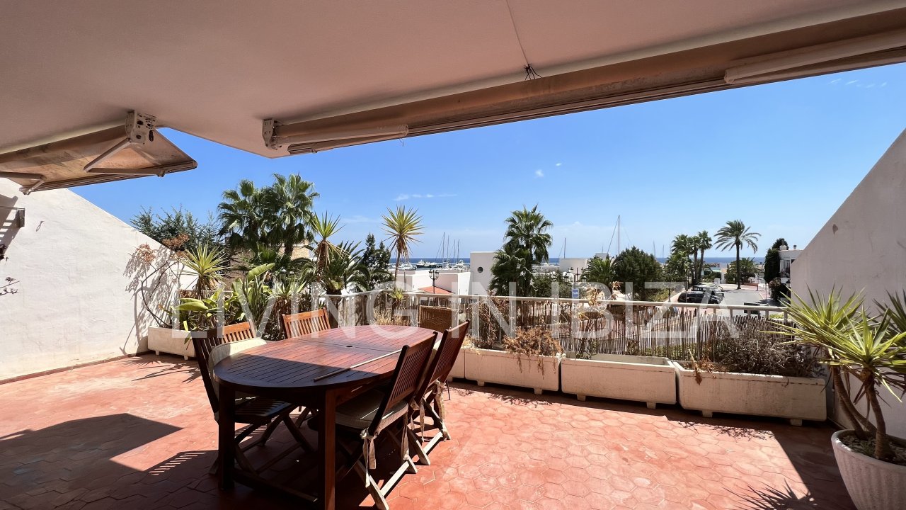 In Santa Eulalia del Rio Ibiza zu verkaufen Wohnung mit Meerblick in erster Linie auf Promenade am Yachthafen mit Meeresblick in Eivissa