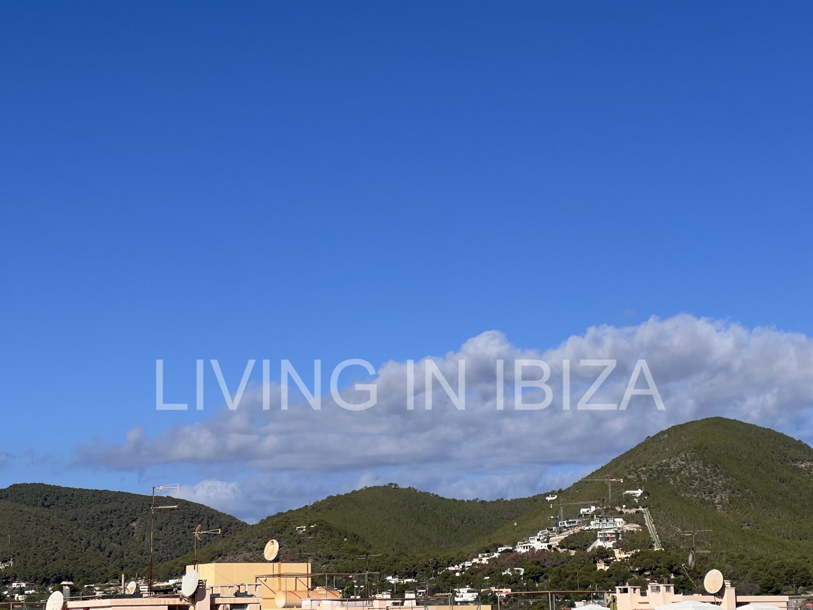 JAHRESMIETE/langfristiger Vertrag, renoviertes Penthouse von ca. 148 m2 in Ibiza. Von der Terrasse hat man einen. Blick auf Dalt Vila von der Terrasse