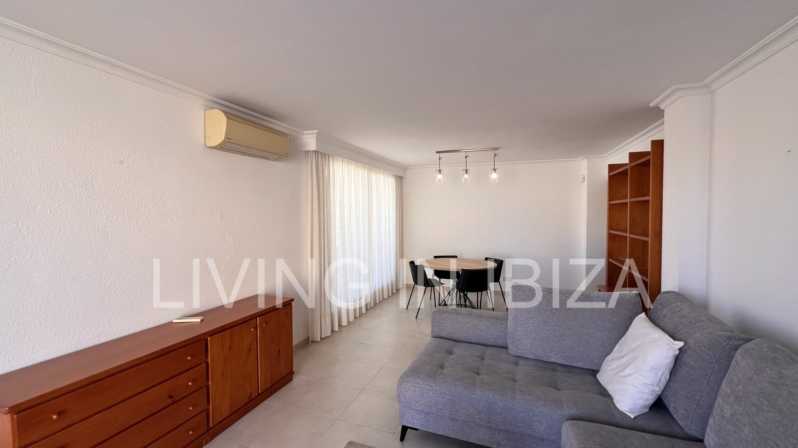 JAHRESMIETE/langfristiger Vertrag, renoviertes Penthouse von ca. 148 m2 in Ibiza. Von der Terrasse hat man einen. Blick auf Dalt Vila von der Terrasse