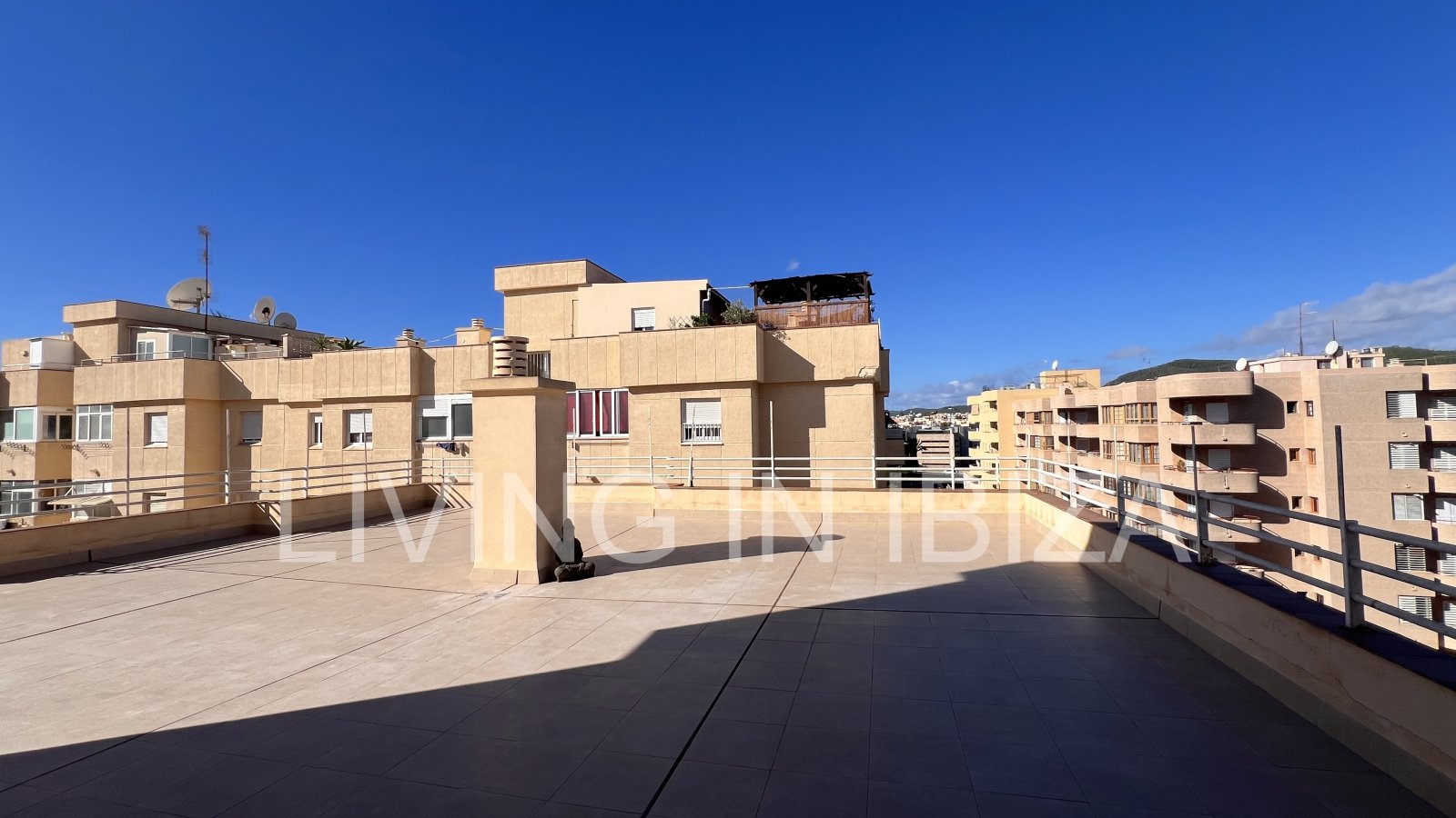 JAHRESMIETE/langfristiger Vertrag, renoviertes Penthouse von ca. 148 m2 in Ibiza. Von der Terrasse hat man einen. Blick auf Dalt Vila von der Terrasse