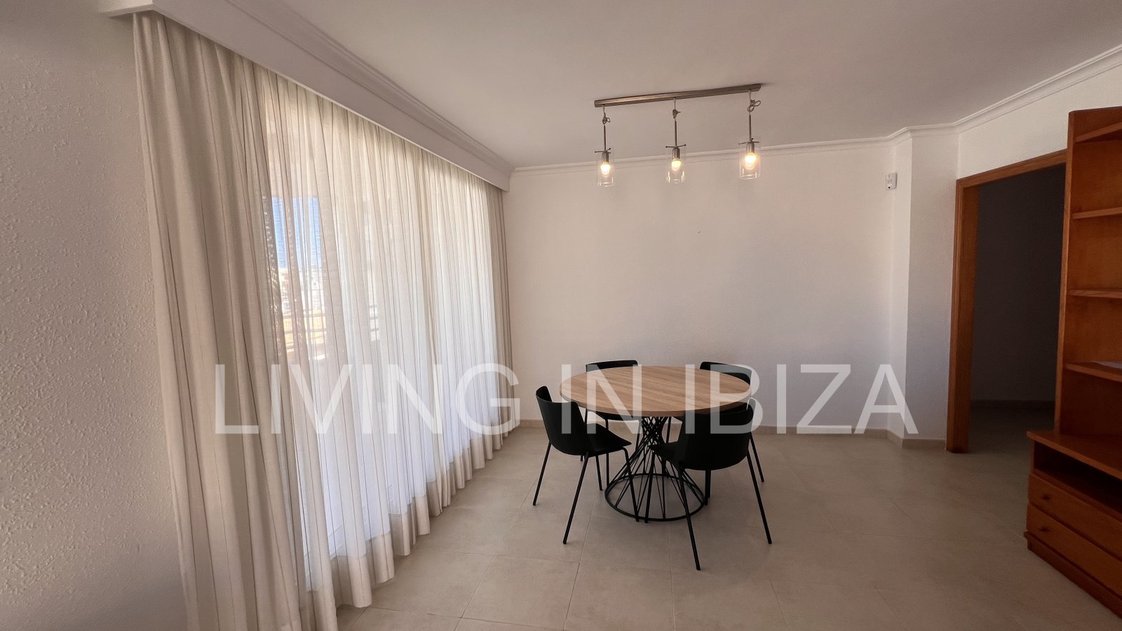 JAHRESMIETE/langfristiger Vertrag, renoviertes Penthouse von ca. 148 m2 in Ibiza. Von der Terrasse hat man einen. Blick auf Dalt Vila von der Terrasse