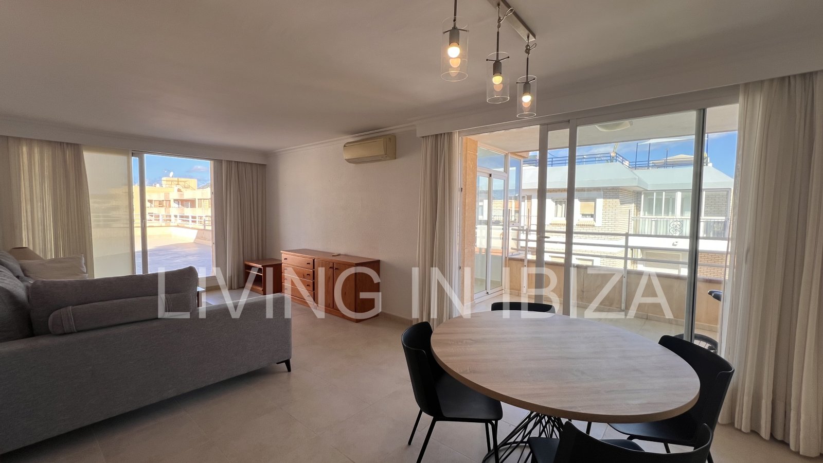 JAHRESMIETE/langfristiger Vertrag, renoviertes Penthouse von ca. 148 m2 in Ibiza. Von der Terrasse hat man einen. Blick auf Dalt Vila von der Terrasse