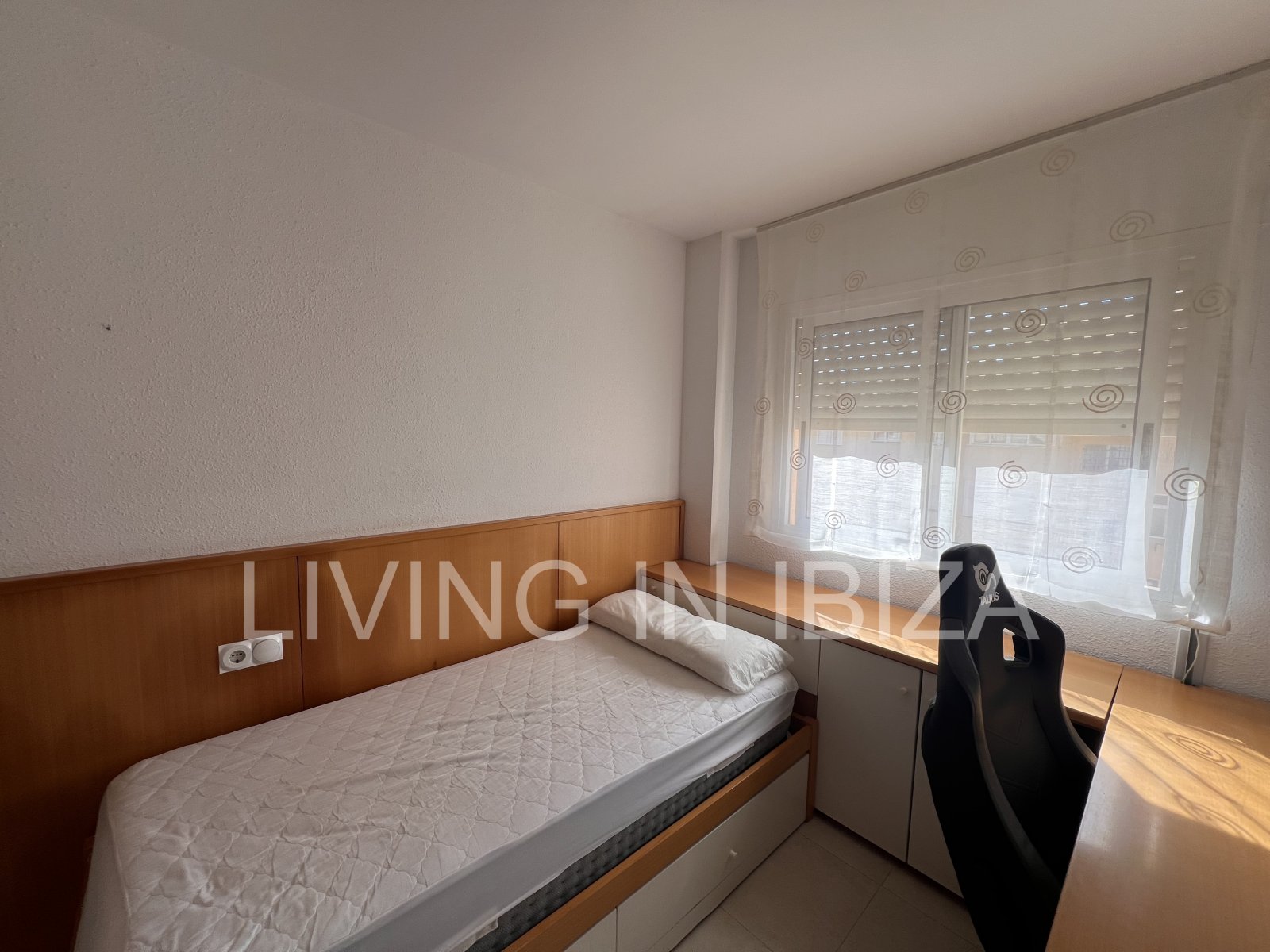 JAHRESMIETE/langfristiger Vertrag, renoviertes Penthouse von ca. 148 m2 in Ibiza. Von der Terrasse hat man einen. Blick auf Dalt Vila von der Terrasse