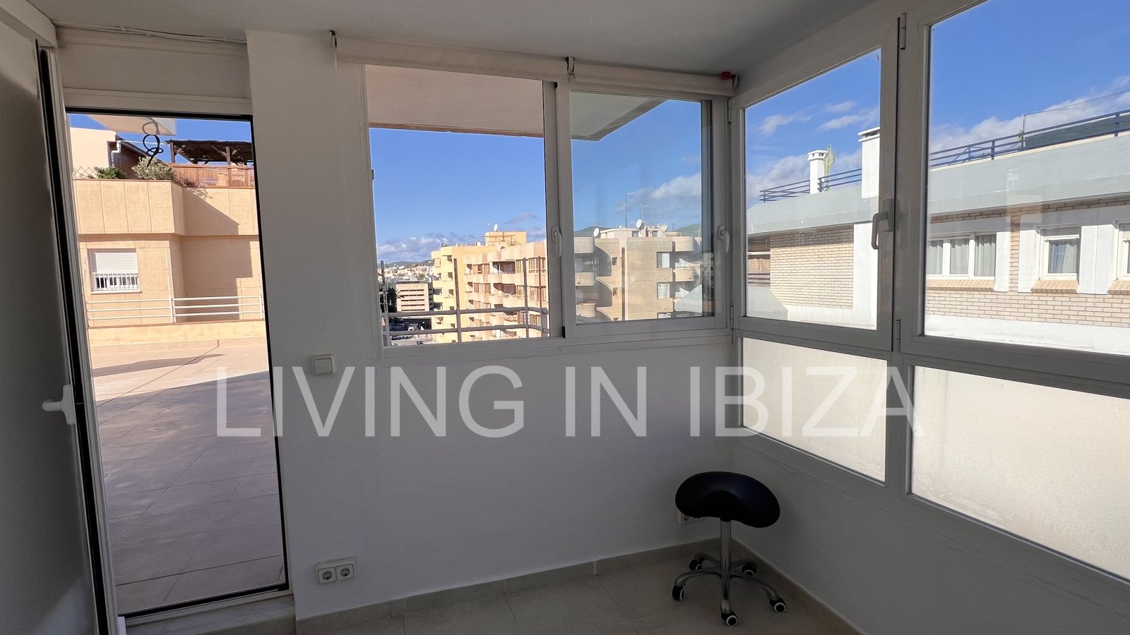 JAHRESMIETE/langfristiger Vertrag, renoviertes Penthouse von ca. 148 m2 in Ibiza. Von der Terrasse hat man einen. Blick auf Dalt Vila von der Terrasse