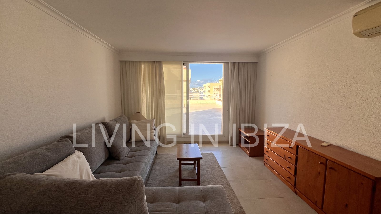 JAHRESMIETE/langfristiger Vertrag, renoviertes Penthouse von ca. 148 m2 in Ibiza. Von der Terrasse hat man einen. Blick auf Dalt Vila von der Terrasse