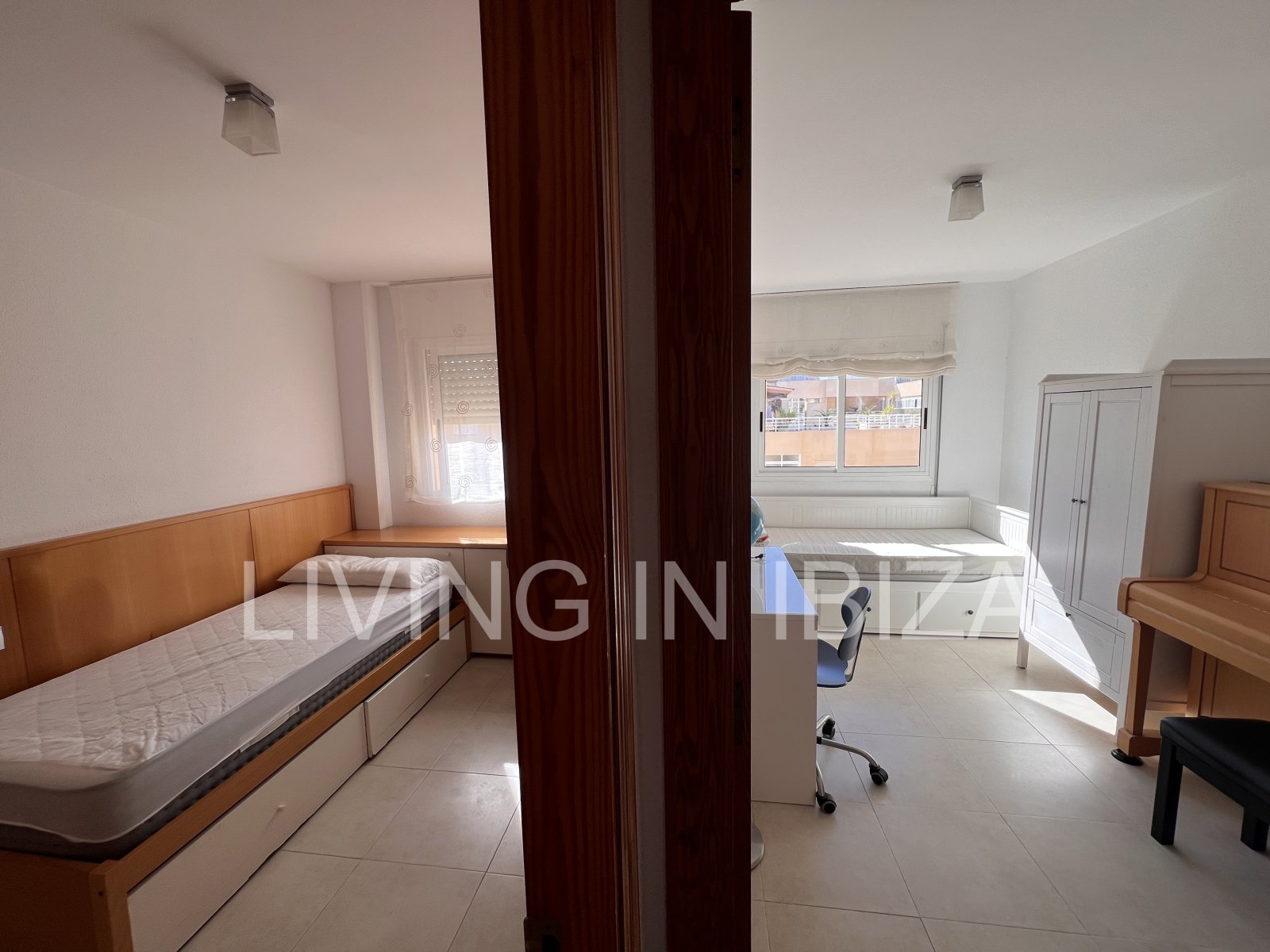 JAHRESMIETE/langfristiger Vertrag, renoviertes Penthouse von ca. 148 m2 in Ibiza. Von der Terrasse hat man einen. Blick auf Dalt Vila von der Terrasse