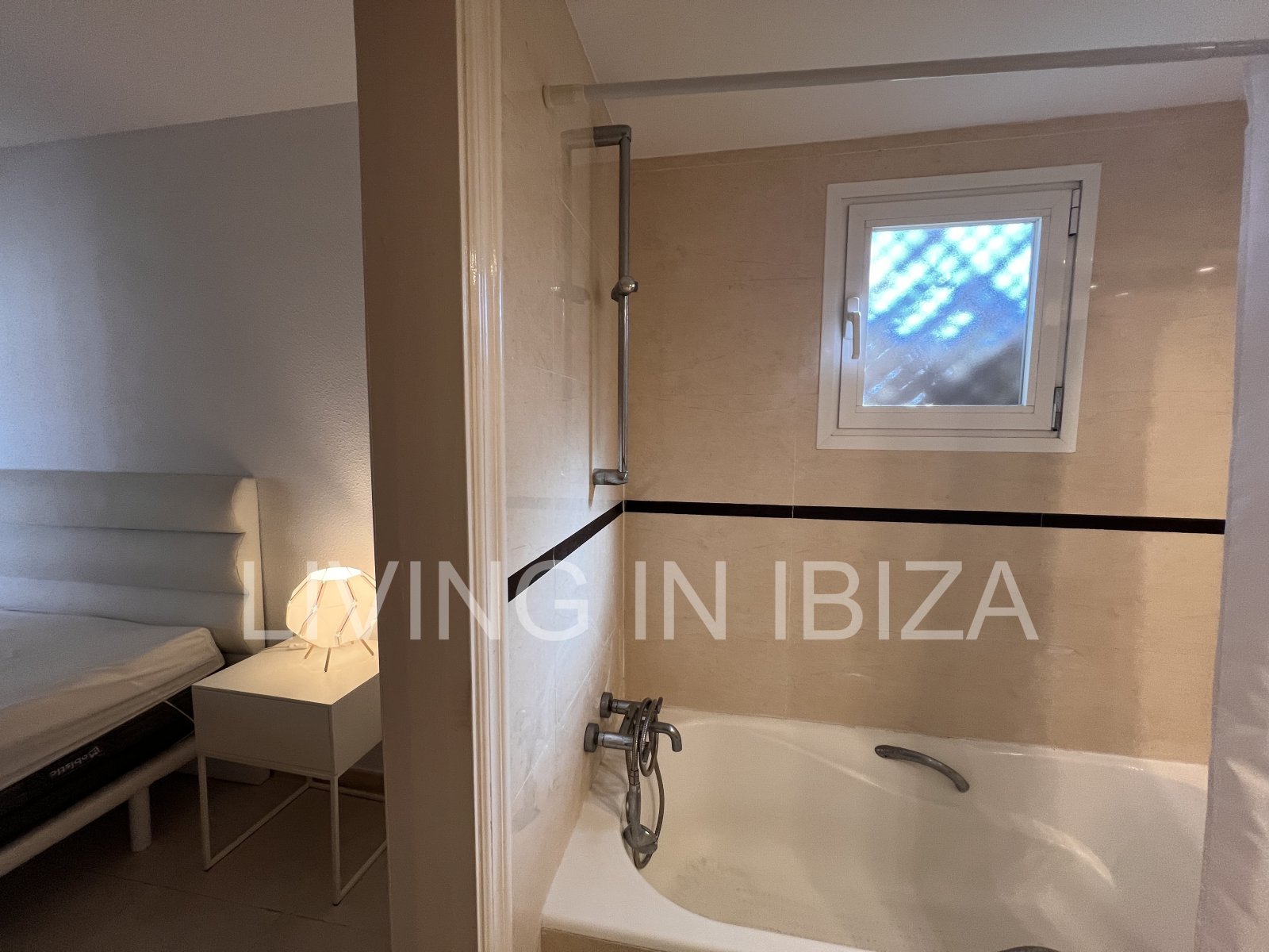 JAHRESMIETE/langfristiger Vertrag, renoviertes Penthouse von ca. 148 m2 in Ibiza. Von der Terrasse hat man einen. Blick auf Dalt Vila von der Terrasse