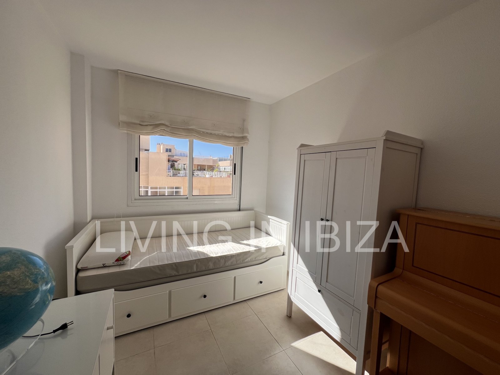 JAHRESMIETE/langfristiger Vertrag, renoviertes Penthouse von ca. 148 m2 in Ibiza. Von der Terrasse hat man einen. Blick auf Dalt Vila von der Terrasse