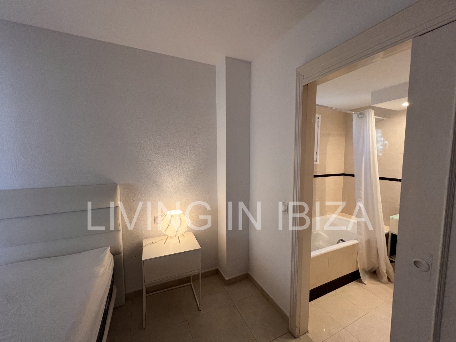 JAHRESMIETE/langfristiger Vertrag, renoviertes Penthouse von ca. 148 m2 in Ibiza. Von der Terrasse hat man einen. Blick auf Dalt Vila von der Terrasse