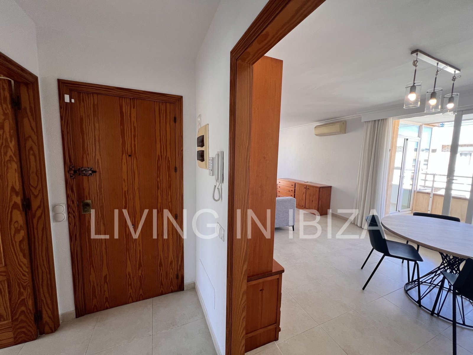 JAHRESMIETE/langfristiger Vertrag, renoviertes Penthouse von ca. 148 m2 in Ibiza. Von der Terrasse hat man einen. Blick auf Dalt Vila von der Terrasse