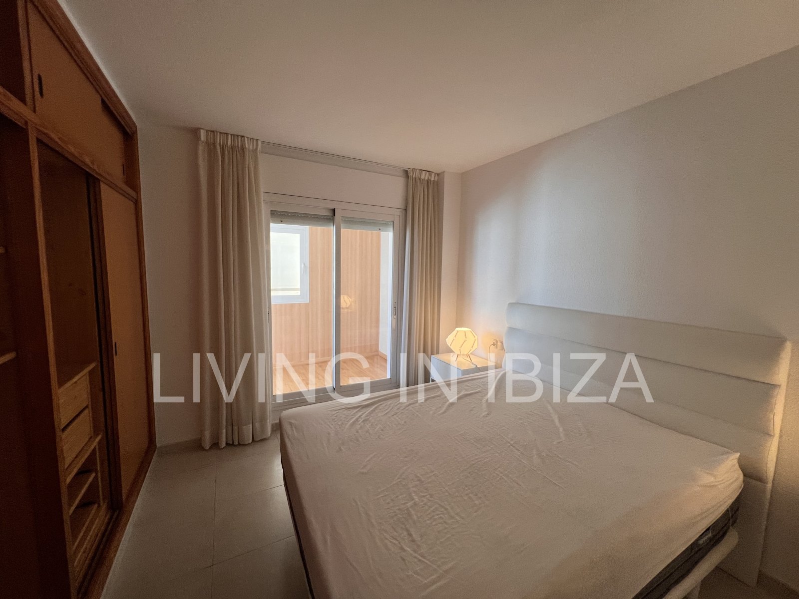 JAHRESMIETE/langfristiger Vertrag, renoviertes Penthouse von ca. 148 m2 in Ibiza. Von der Terrasse hat man einen. Blick auf Dalt Vila von der Terrasse