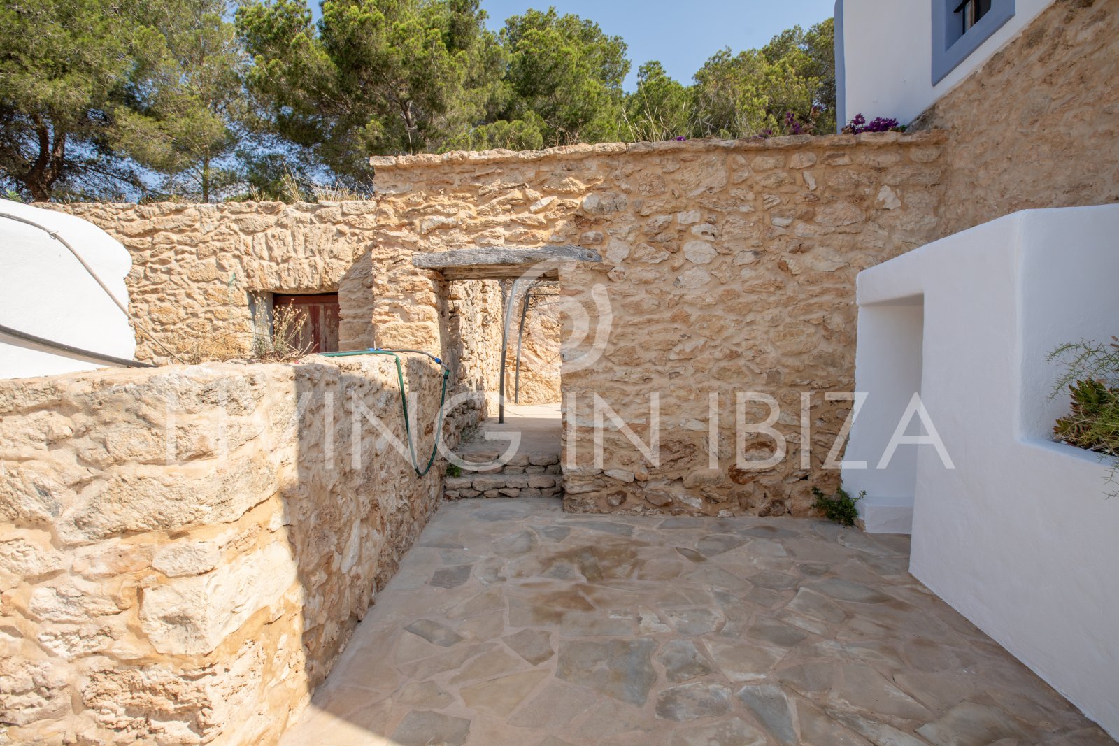 Typische Ibizenkische Finca in 2 Etagen mit Pool und ohne nahe Nachbarn zur langfristigen Vermietung in Santa Eulalia del Rio, Ibiza