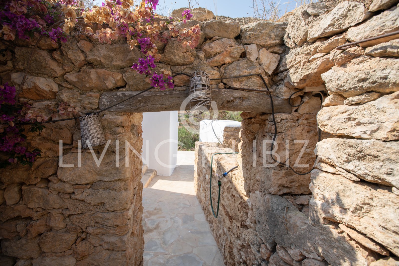 Typische Ibizenkische Finca in 2 Etagen mit Pool und ohne nahe Nachbarn zur langfristigen Vermietung in Santa Eulalia del Rio, Ibiza