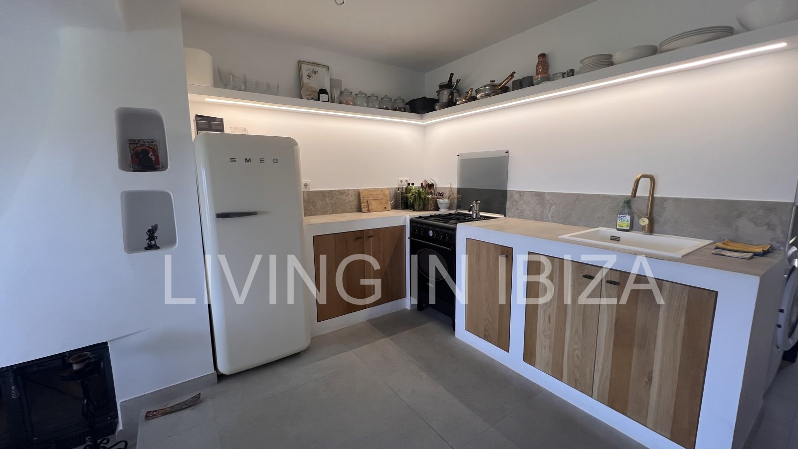 ZEITWEILIGE VERMIETUNG Reizende Wohnung in Siesta, Santa Eulalia del Río, im Osten Ibizas. Sie bietet einen spektakulären Blick auf die Gemeinschaftsg