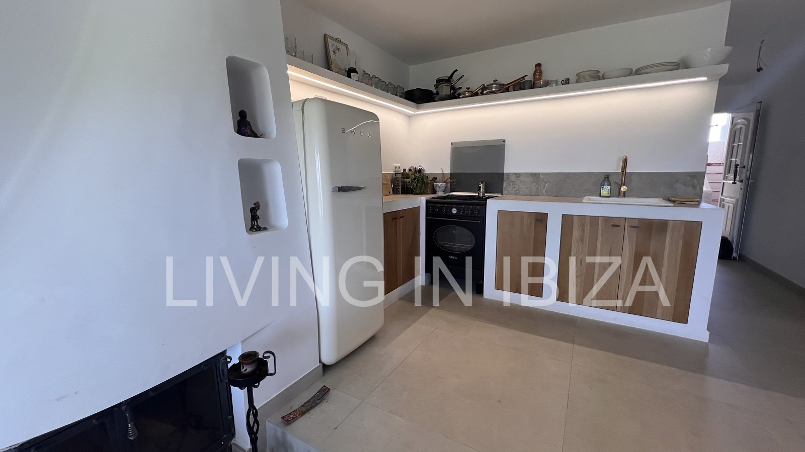 ZEITWEILIGE VERMIETUNG Reizende Wohnung in Siesta, Santa Eulalia del Río, im Osten Ibizas. Sie bietet einen spektakulären Blick auf die Gemeinschaftsg