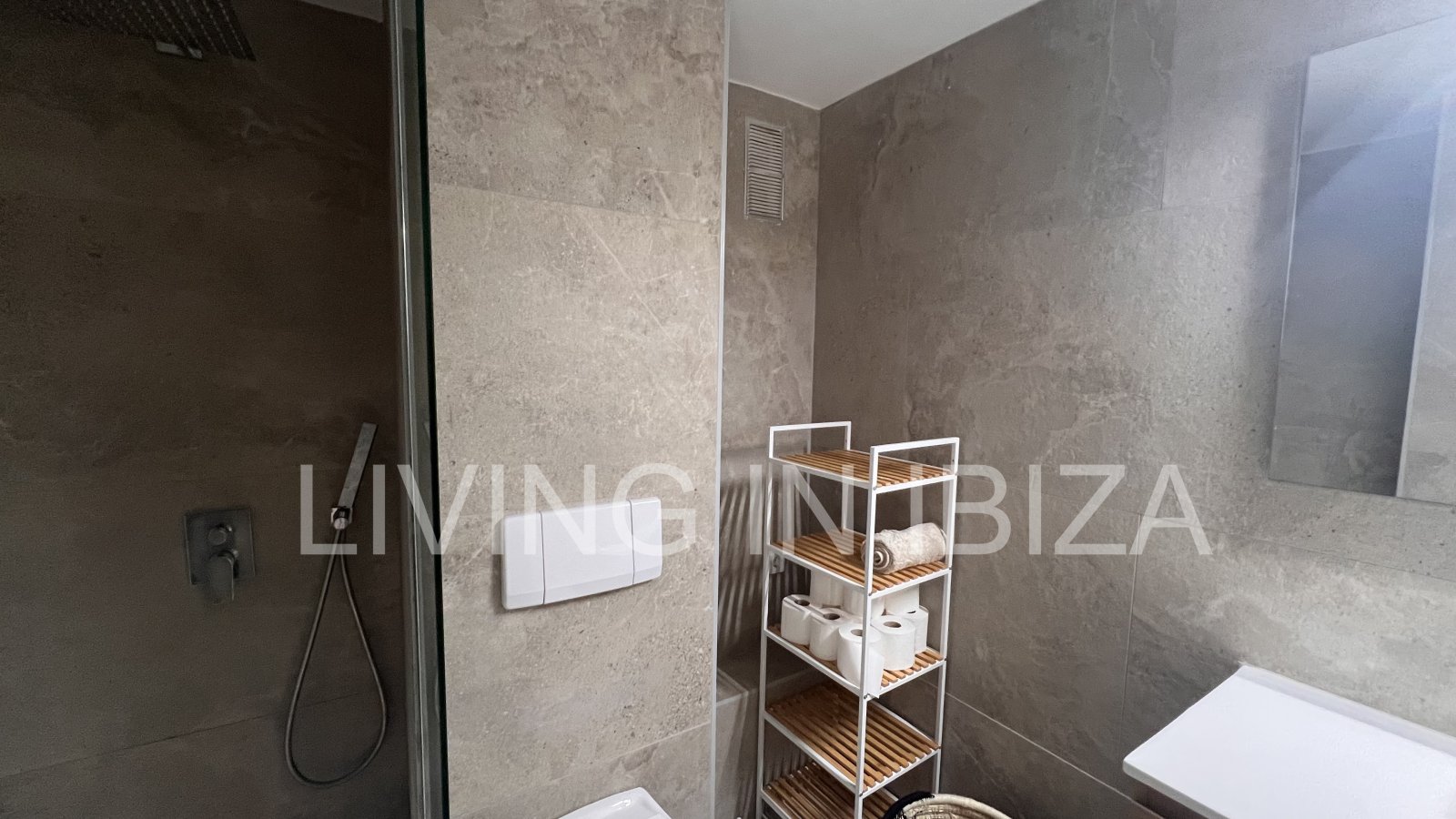 ZEITWEILIGE VERMIETUNG Reizende Wohnung in Siesta, Santa Eulalia del Río, im Osten Ibizas. Sie bietet einen spektakulären Blick auf die Gemeinschaftsg