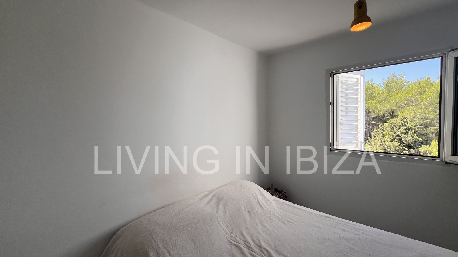 ZEITWEILIGE VERMIETUNG Reizende Wohnung in Siesta, Santa Eulalia del Río, im Osten Ibizas. Sie bietet einen spektakulären Blick auf die Gemeinschaftsg