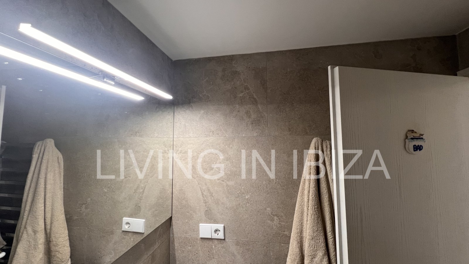 ZEITWEILIGE VERMIETUNG Reizende Wohnung in Siesta, Santa Eulalia del Río, im Osten Ibizas. Sie bietet einen spektakulären Blick auf die Gemeinschaftsg