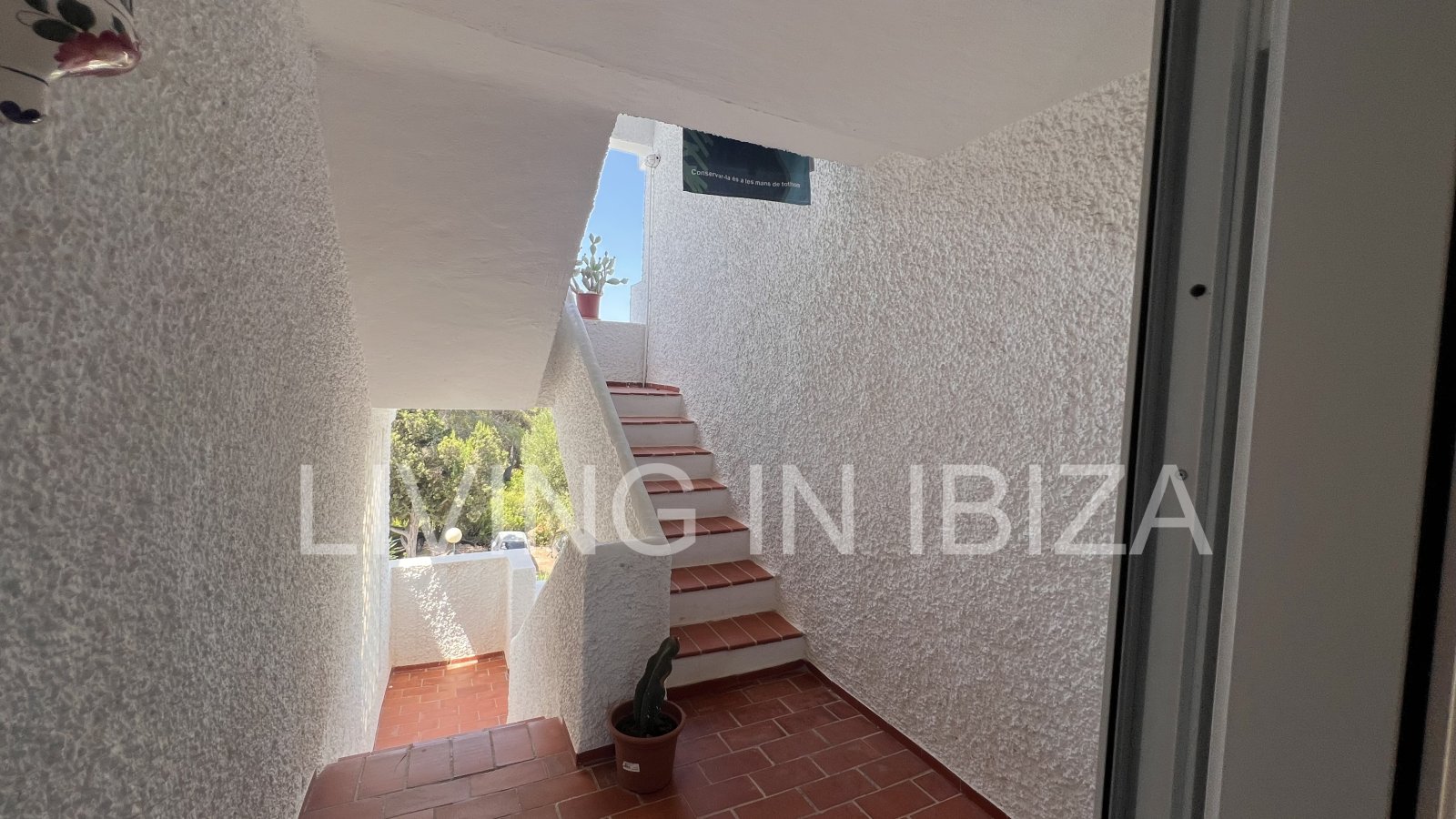 ZEITWEILIGE VERMIETUNG Reizende Wohnung in Siesta, Santa Eulalia del Río, im Osten Ibizas. Sie bietet einen spektakulären Blick auf die Gemeinschaftsg