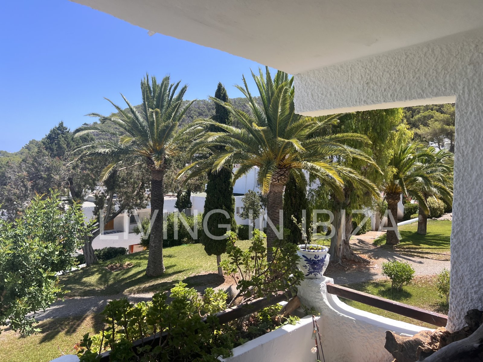 ZEITWEILIGE VERMIETUNG Reizende Wohnung in Siesta, Santa Eulalia del Río, im Osten Ibizas. Sie bietet einen spektakulären Blick auf die Gemeinschaftsg