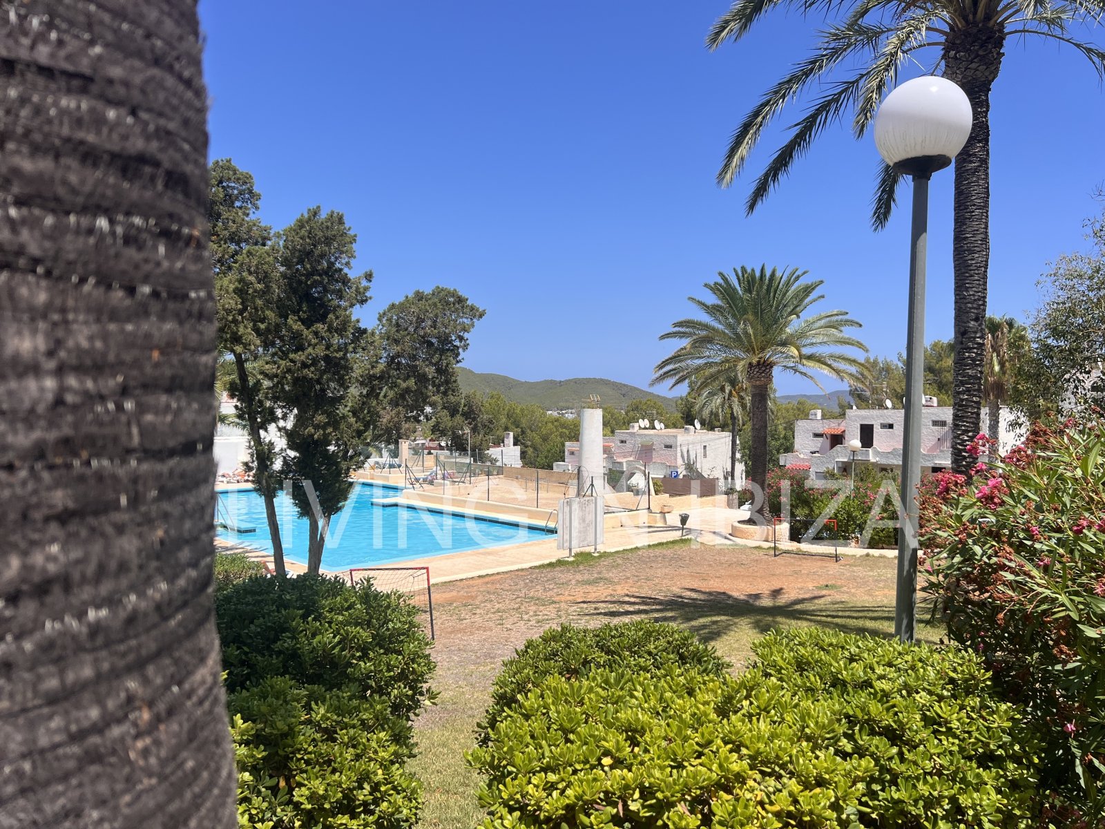 ZEITWEILIGE VERMIETUNG Reizende Wohnung in Siesta, Santa Eulalia del Río, im Osten Ibizas. Sie bietet einen spektakulären Blick auf die Gemeinschaftsg