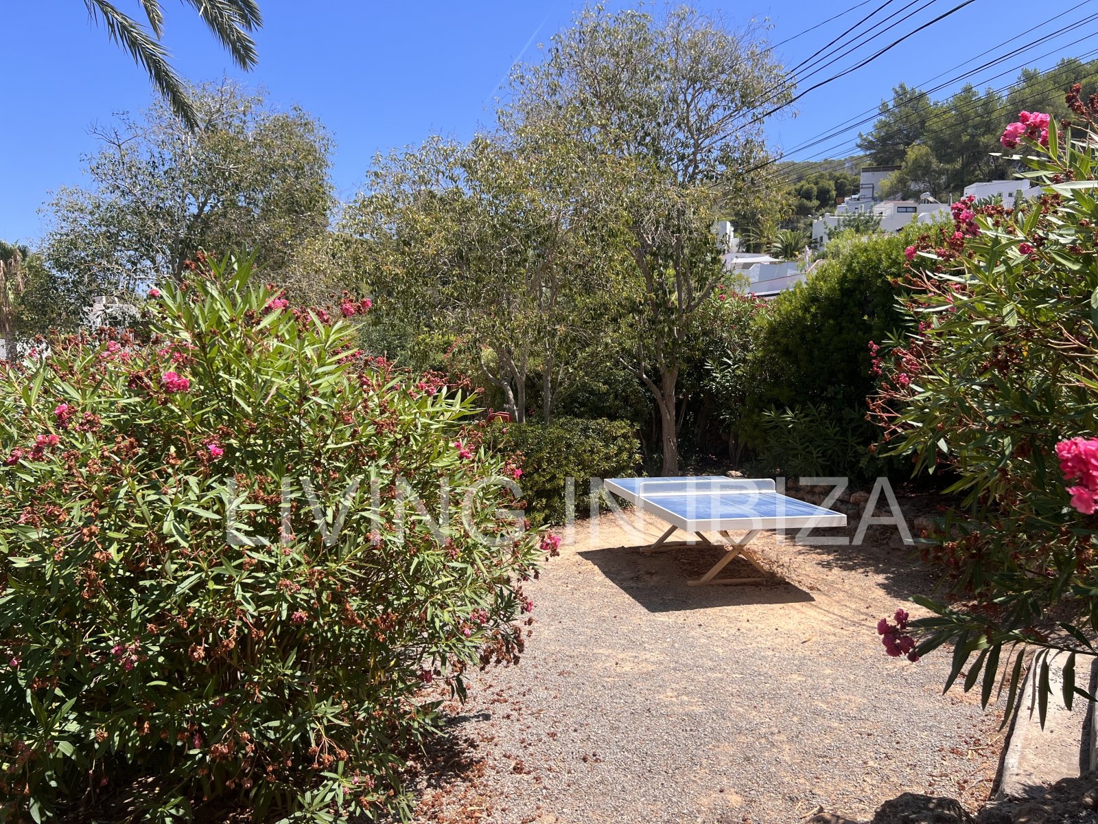 ZEITWEILIGE VERMIETUNG Reizende Wohnung in Siesta, Santa Eulalia del Río, im Osten Ibizas. Sie bietet einen spektakulären Blick auf die Gemeinschaftsg