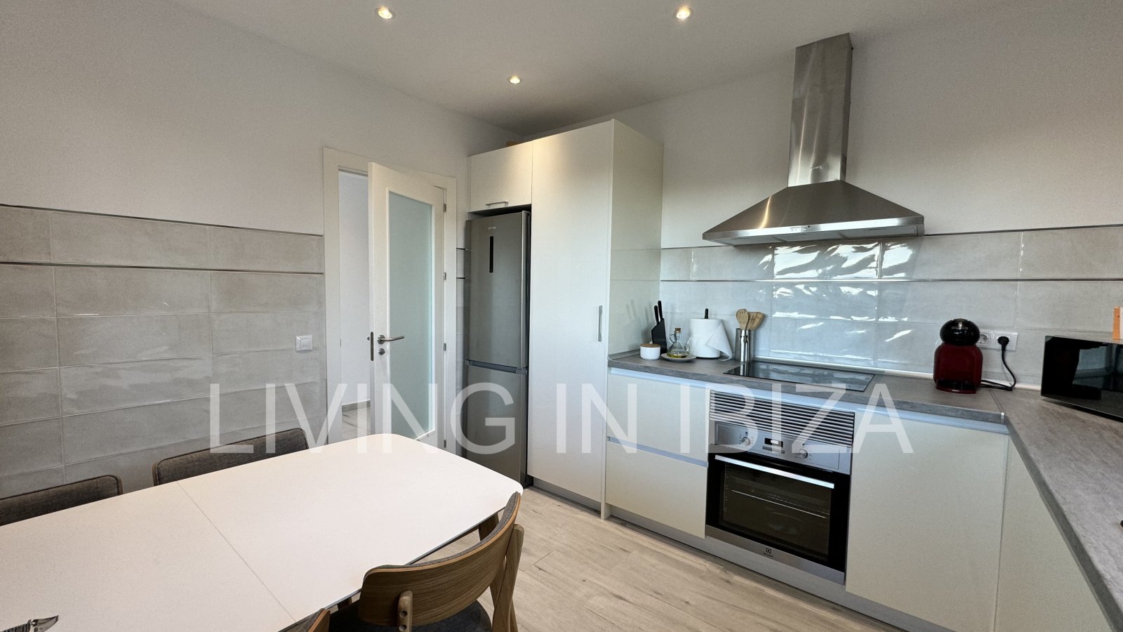 Zu vermieten. Freistehendes Einfamilienhaus in San Vicente mit ca. 140 m² Wohnfläche auf einem ca. 1.000 m² großen Grundstück. Keine Nachbarn in der N