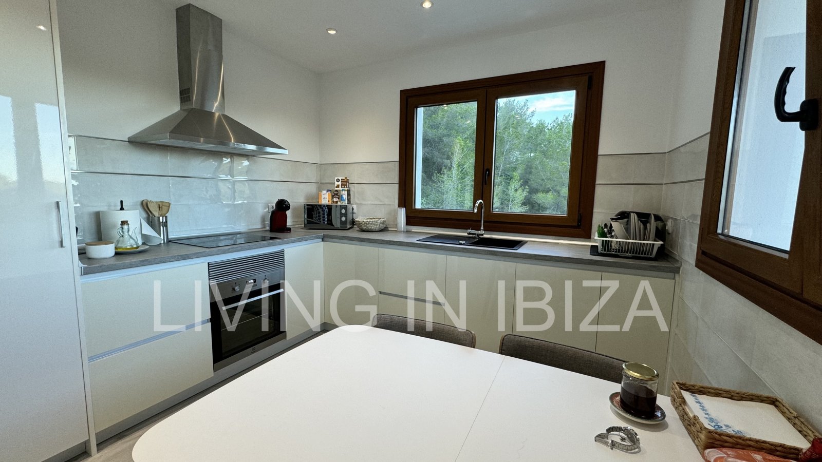 Zu vermieten. Freistehendes Einfamilienhaus in San Vicente mit ca. 140 m² Wohnfläche auf einem ca. 1.000 m² großen Grundstück. Keine Nachbarn in der N