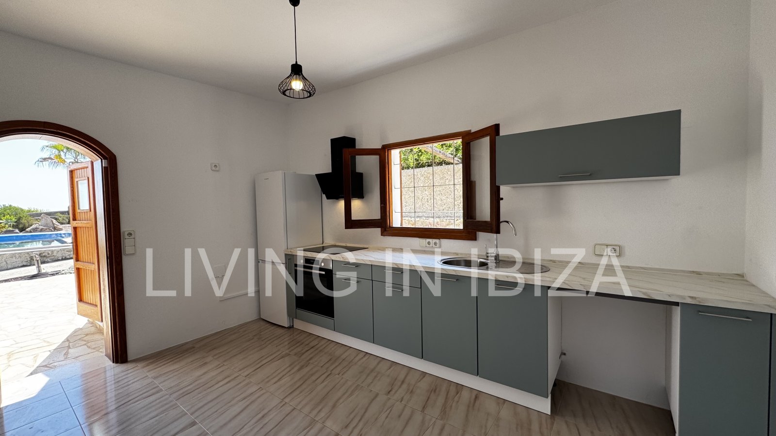 JÄHRLICHE / LANGFRISTIGE VERMIETUNG. MINDESTENS EIN JAHR. FINCA payesa komplett renoviert in San Juan, Ibiza. Pool, Idylle, Feld