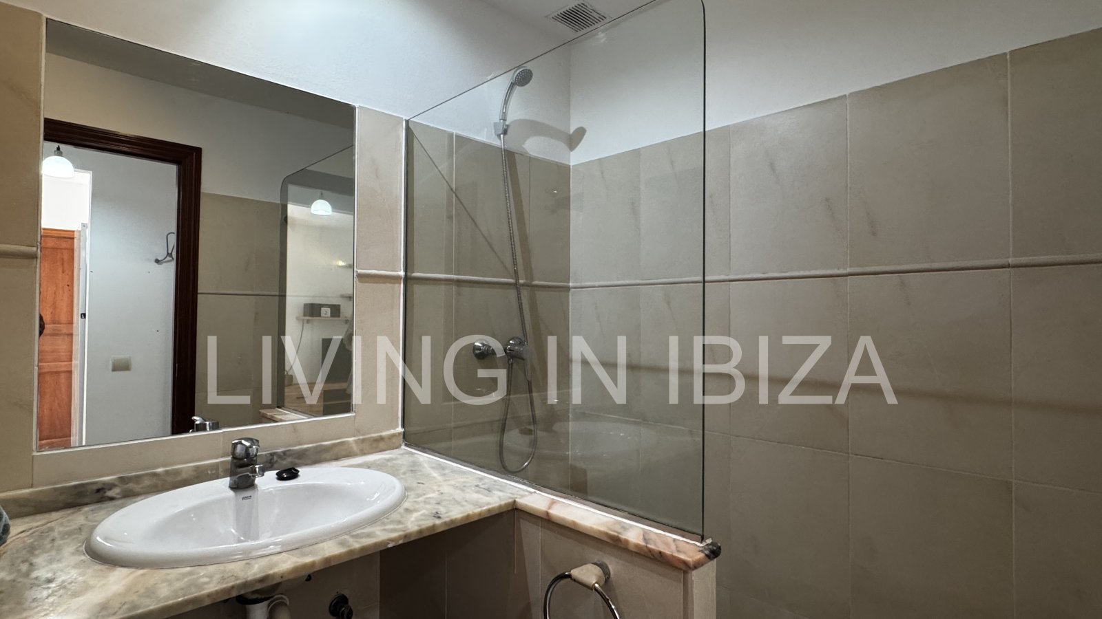 Kurzfristiger Mietvertrag: von 5 bis 10 Monaten: schönes Penthouse in Sargamassa, Santa Eulalia del Río -Ibiza-. Nähe Strand Cala Pada.