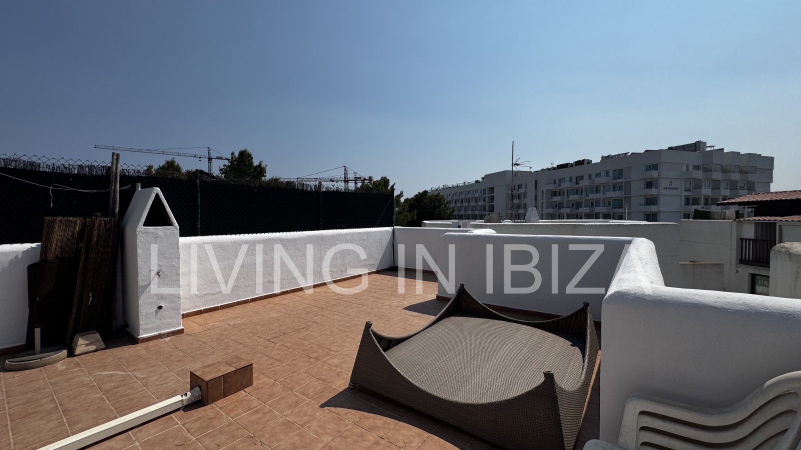 Kurzfristiger Mietvertrag: von 5 bis 10 Monaten: schönes Penthouse in Sargamassa, Santa Eulalia del Río -Ibiza-. Nähe Strand Cala Pada.