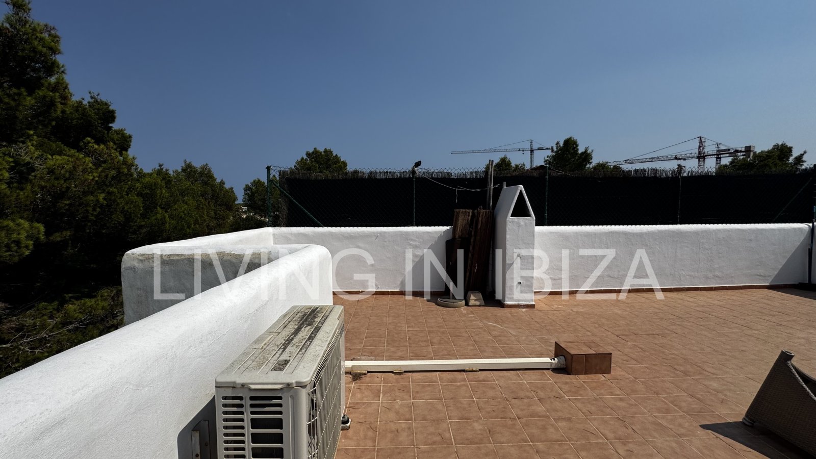 Kurzfristiger Mietvertrag: von 5 bis 10 Monaten: schönes Penthouse in Sargamassa, Santa Eulalia del Río -Ibiza-. Nähe Strand Cala Pada.