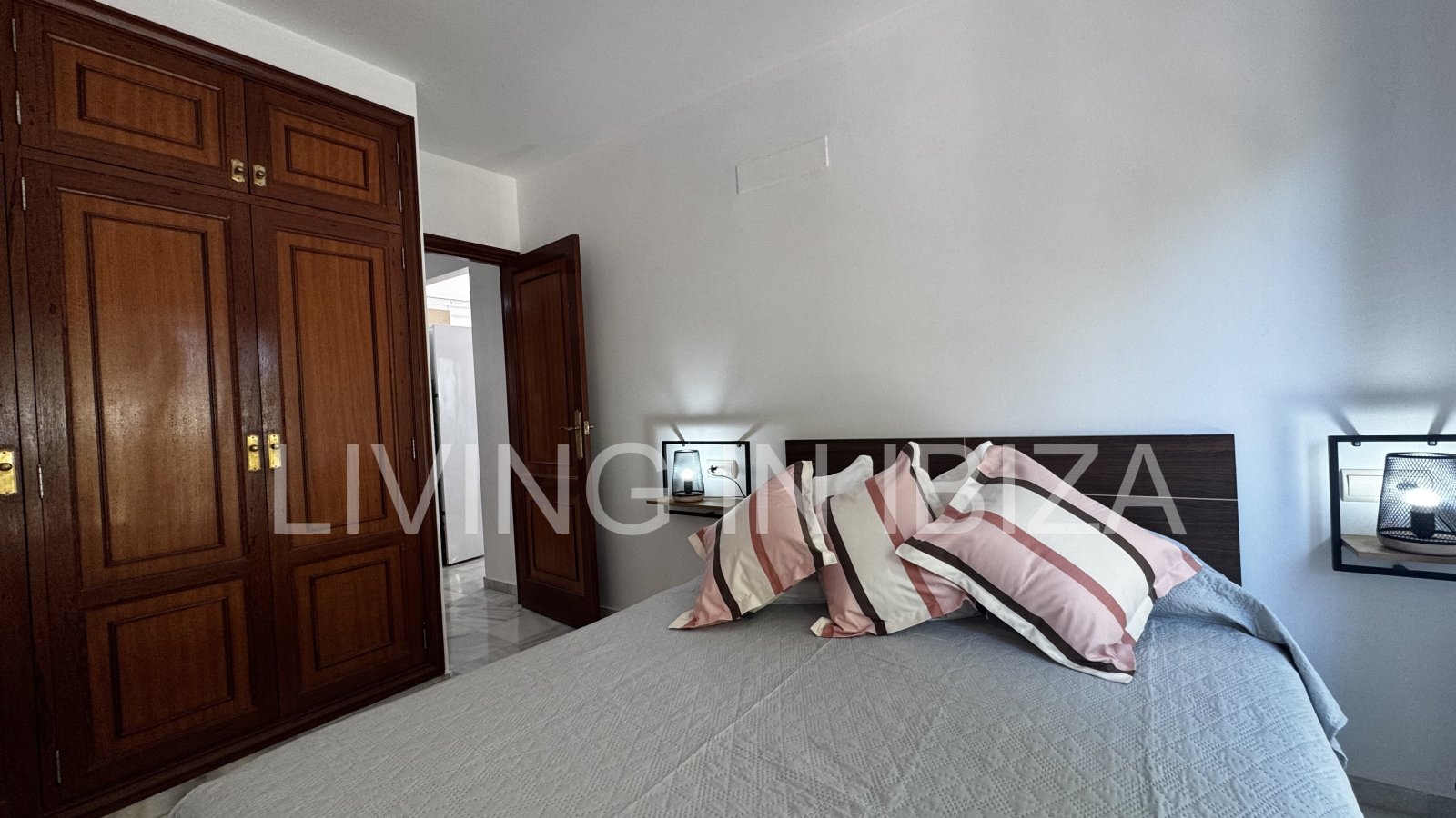 Kurzfristiger Mietvertrag: von 5 bis 10 Monaten: schönes Penthouse in Sargamassa, Santa Eulalia del Río -Ibiza-. Nähe Strand Cala Pada.