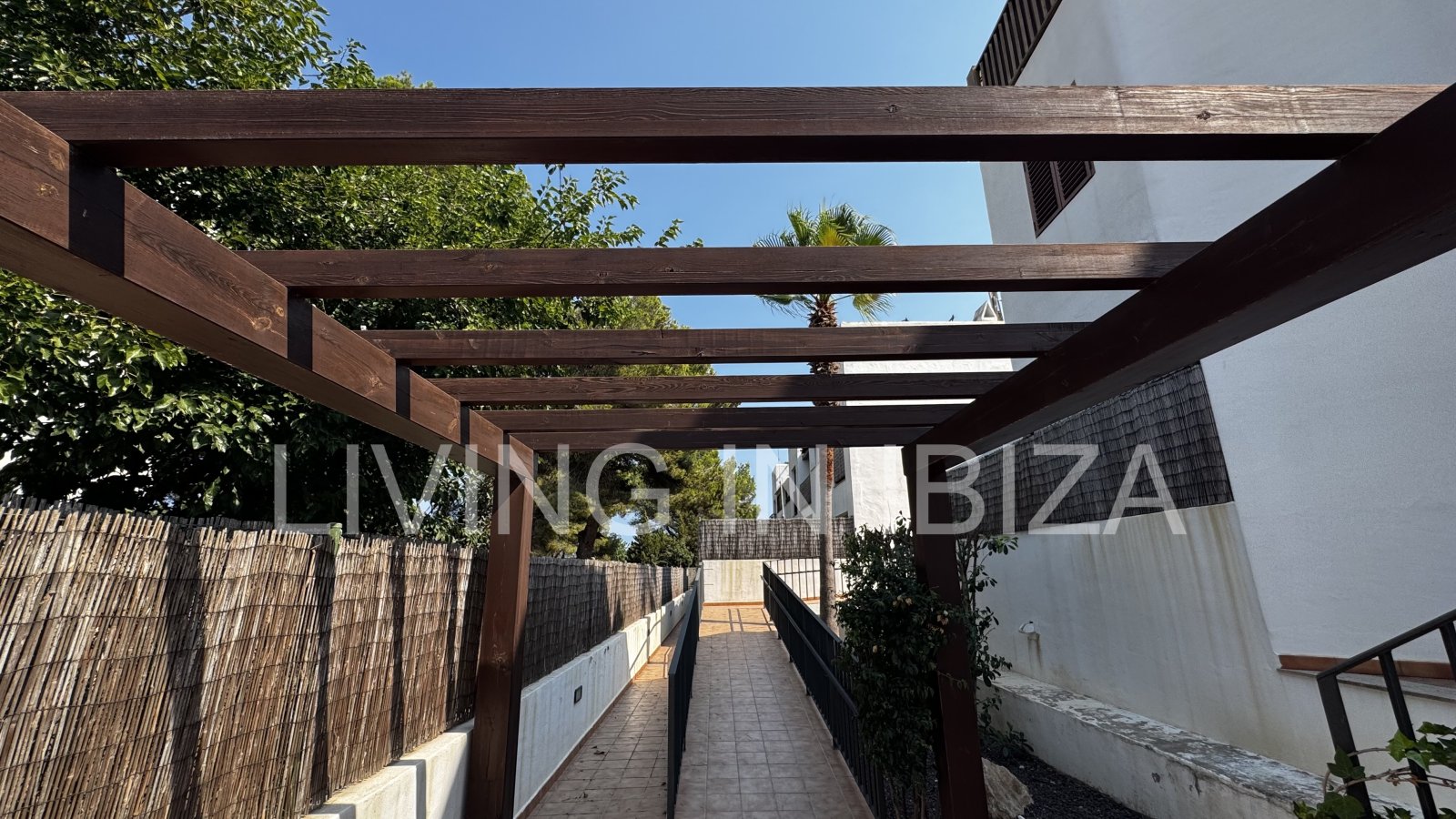 Kurzfristiger Mietvertrag: von 5 bis 10 Monaten: schönes Penthouse in Sargamassa, Santa Eulalia del Río -Ibiza-. Nähe Strand Cala Pada.