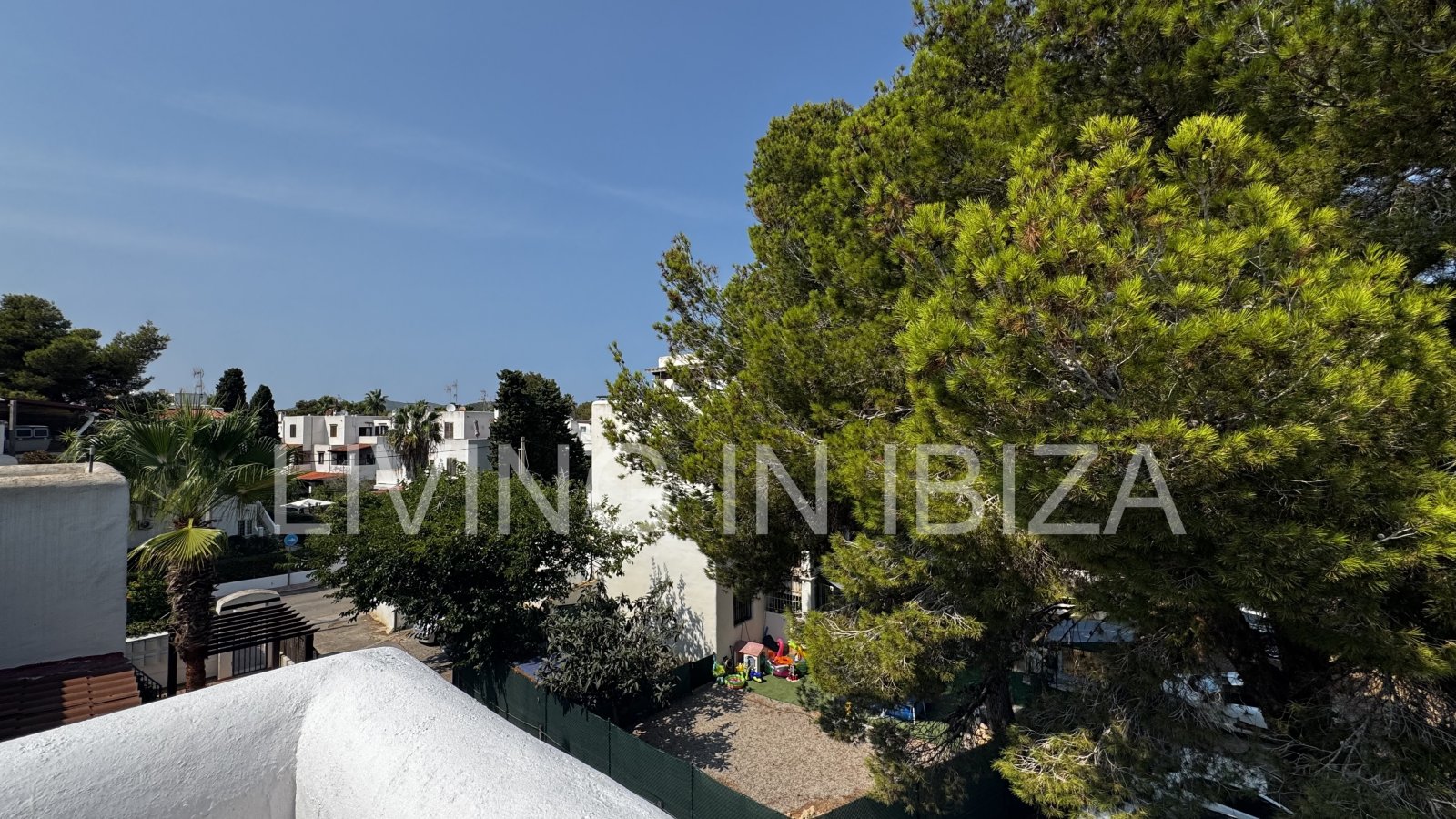 Kurzfristiger Mietvertrag: von 5 bis 10 Monaten: schönes Penthouse in Sargamassa, Santa Eulalia del Río -Ibiza-. Nähe Strand Cala Pada.