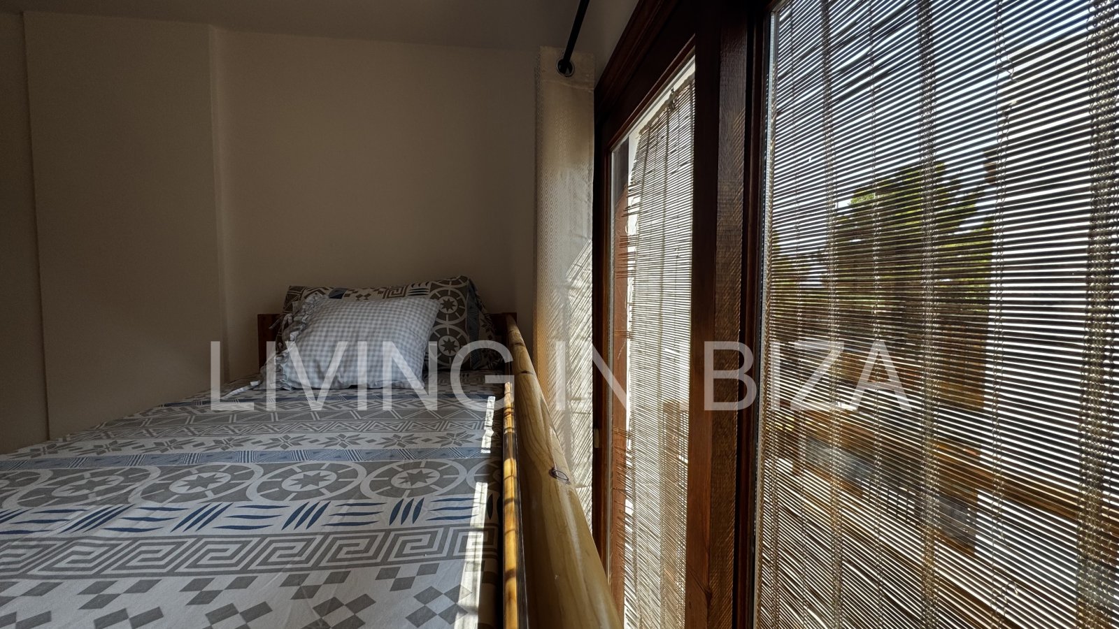 Kurzfristiger Mietvertrag: von 5 bis 10 Monaten: schönes Penthouse in Sargamassa, Santa Eulalia del Río -Ibiza-. Nähe Strand Cala Pada.