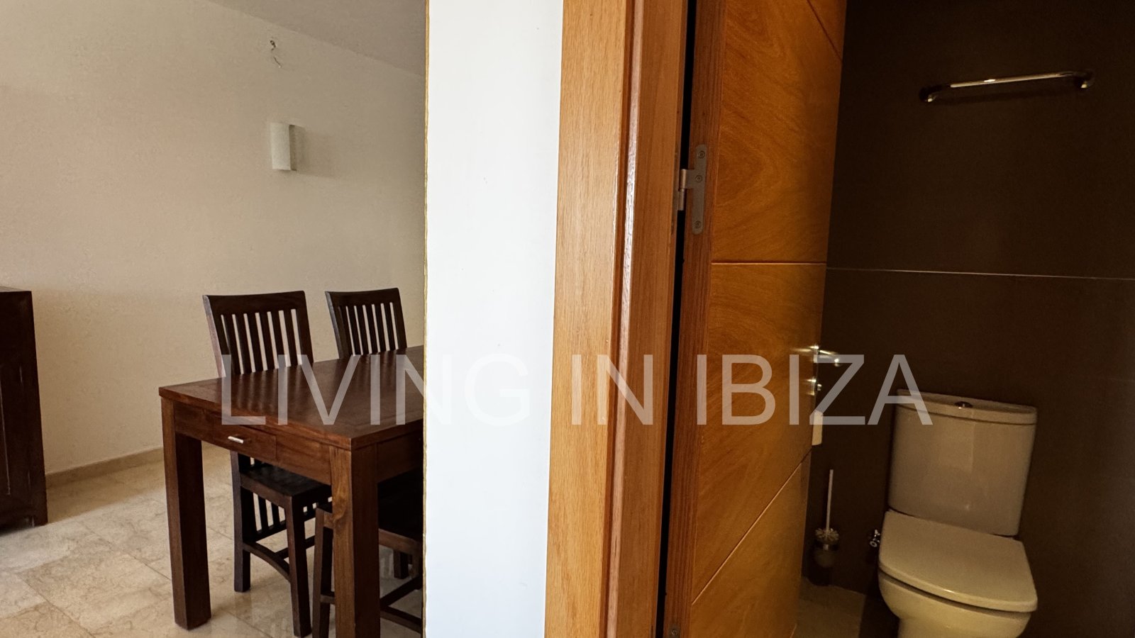 Apartment zur Kurzzeitmiete. Ideal, um Ibiza in einer Wohnung mit allen Annehmlichkeiten zu genießen. Etwa 400 vom Strand.