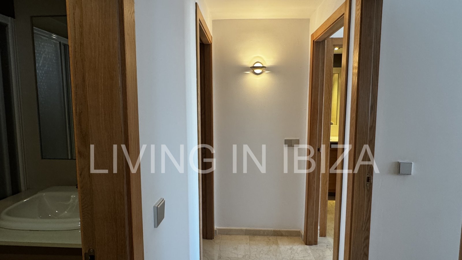 Apartment zur Kurzzeitmiete. Ideal, um Ibiza in einer Wohnung mit allen Annehmlichkeiten zu genießen. Etwa 400 vom Strand.