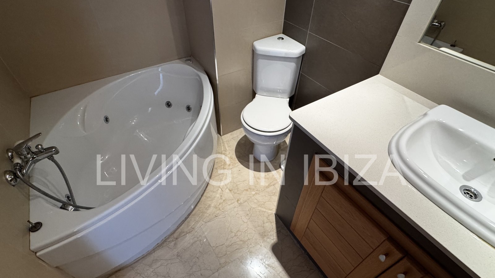 Apartment zur Kurzzeitmiete. Ideal, um Ibiza in einer Wohnung mit allen Annehmlichkeiten zu genießen. Etwa 400 vom Strand.