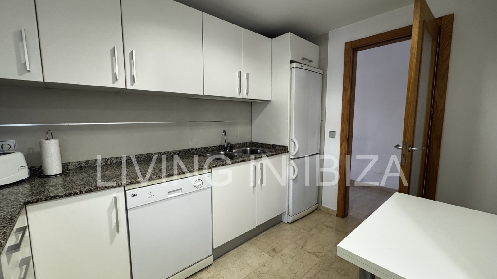 Apartment zur Kurzzeitmiete. Ideal, um Ibiza in einer Wohnung mit allen Annehmlichkeiten zu genießen. Etwa 400 vom Strand.