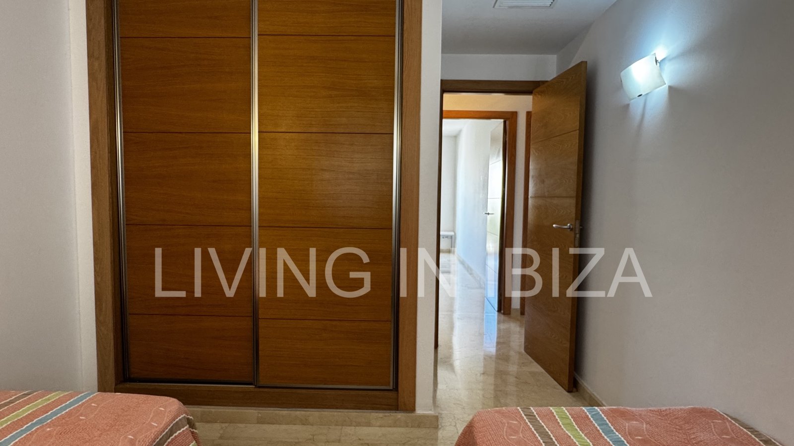 Apartment zur Kurzzeitmiete. Ideal, um Ibiza in einer Wohnung mit allen Annehmlichkeiten zu genießen. Etwa 400 vom Strand.