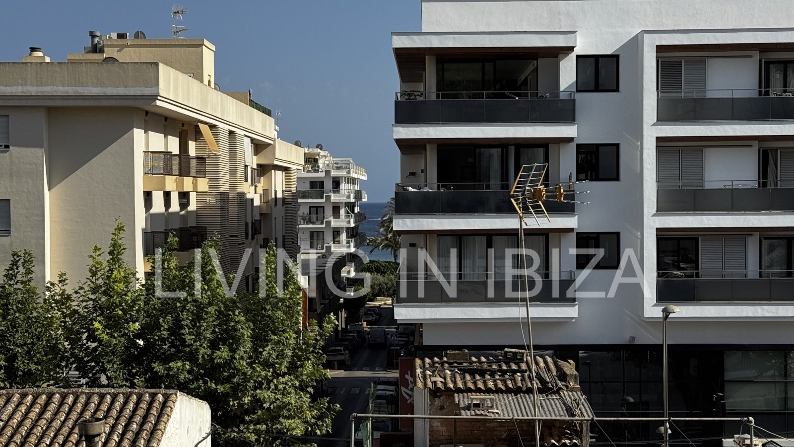 Apartment zur Kurzzeitmiete. Ideal, um Ibiza in einer Wohnung mit allen Annehmlichkeiten zu genießen. Etwa 400 vom Strand.