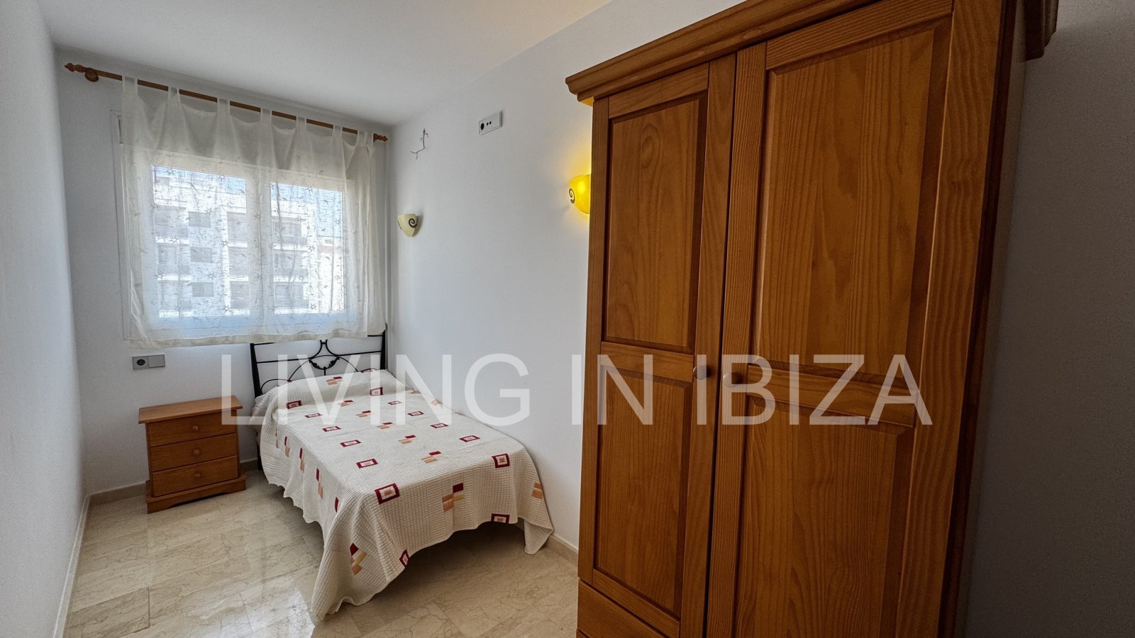 Apartment zur Kurzzeitmiete. Ideal, um Ibiza in einer Wohnung mit allen Annehmlichkeiten zu genießen. Etwa 400 vom Strand.