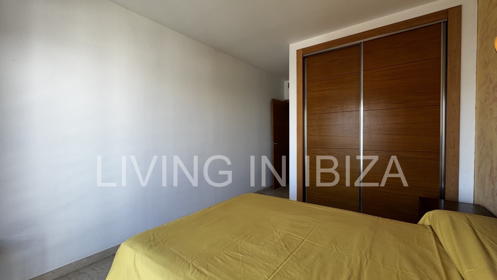 Apartment zur Kurzzeitmiete. Ideal, um Ibiza in einer Wohnung mit allen Annehmlichkeiten zu genießen. Etwa 400 vom Strand.