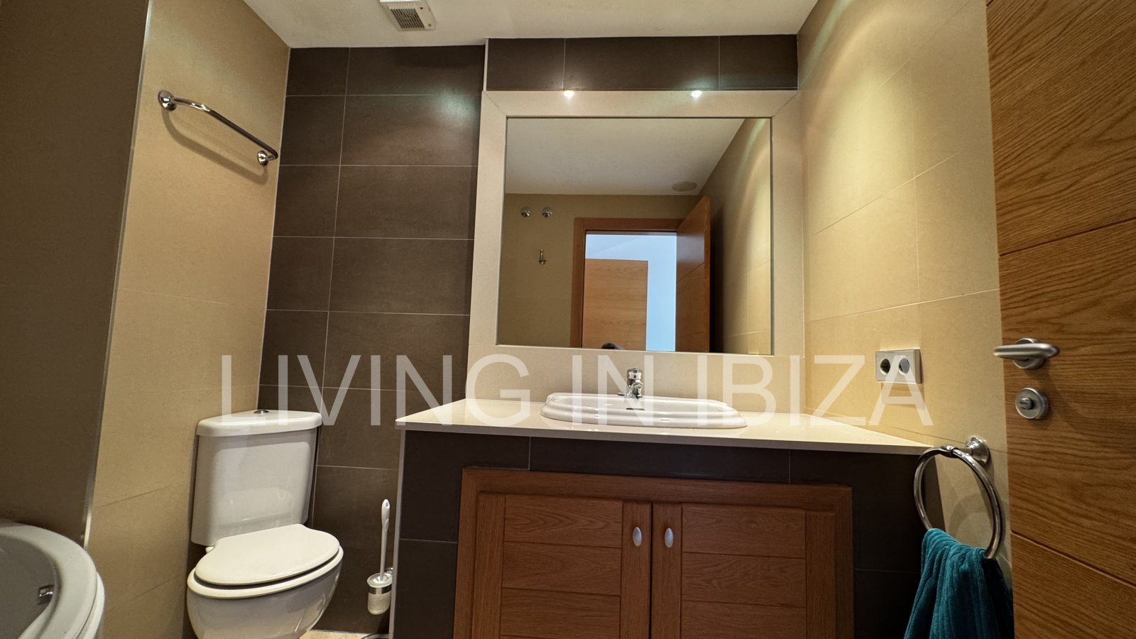 Apartment zur Kurzzeitmiete. Ideal, um Ibiza in einer Wohnung mit allen Annehmlichkeiten zu genießen. Etwa 400 vom Strand.