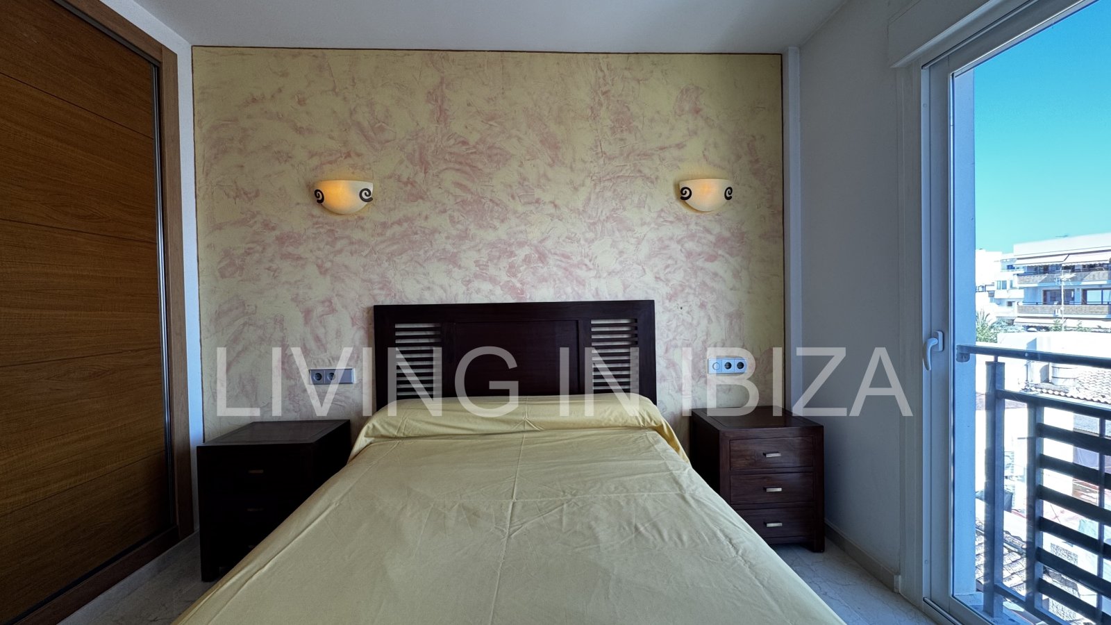 Apartment zur Kurzzeitmiete. Ideal, um Ibiza in einer Wohnung mit allen Annehmlichkeiten zu genießen. Etwa 400 vom Strand.